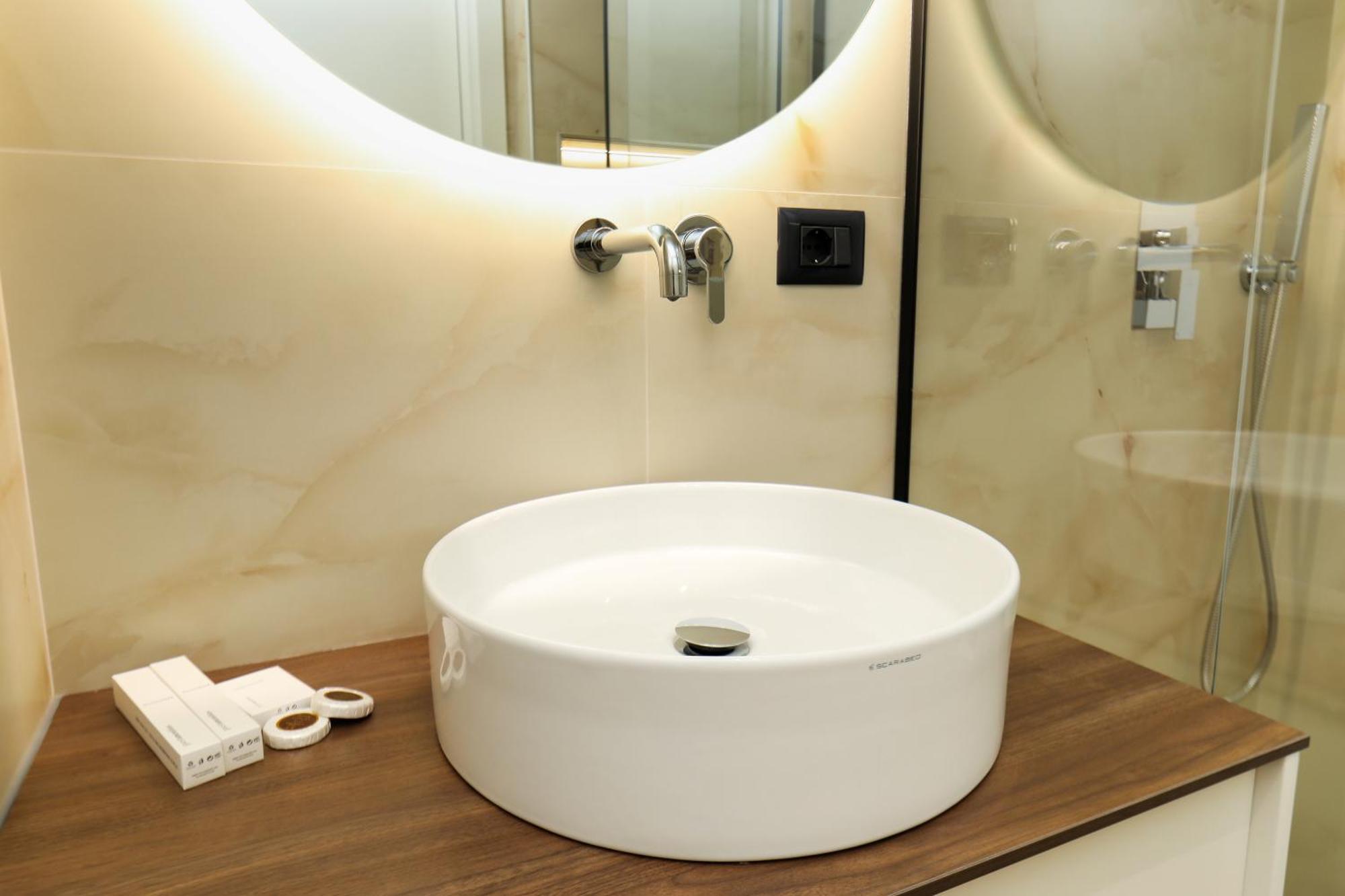Hotel Adore Vlore Bagian luar foto
