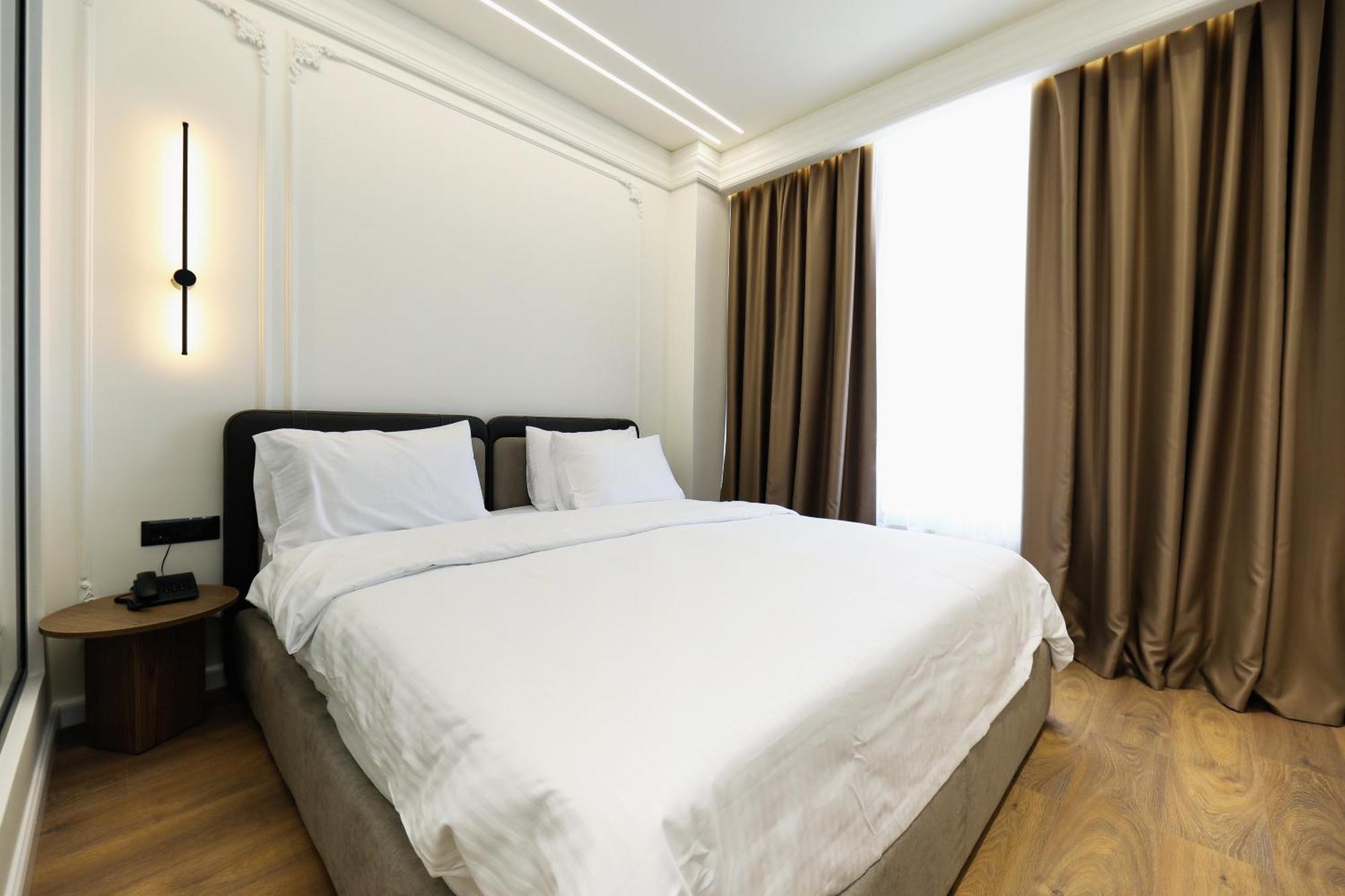 Hotel Adore Vlore Bagian luar foto