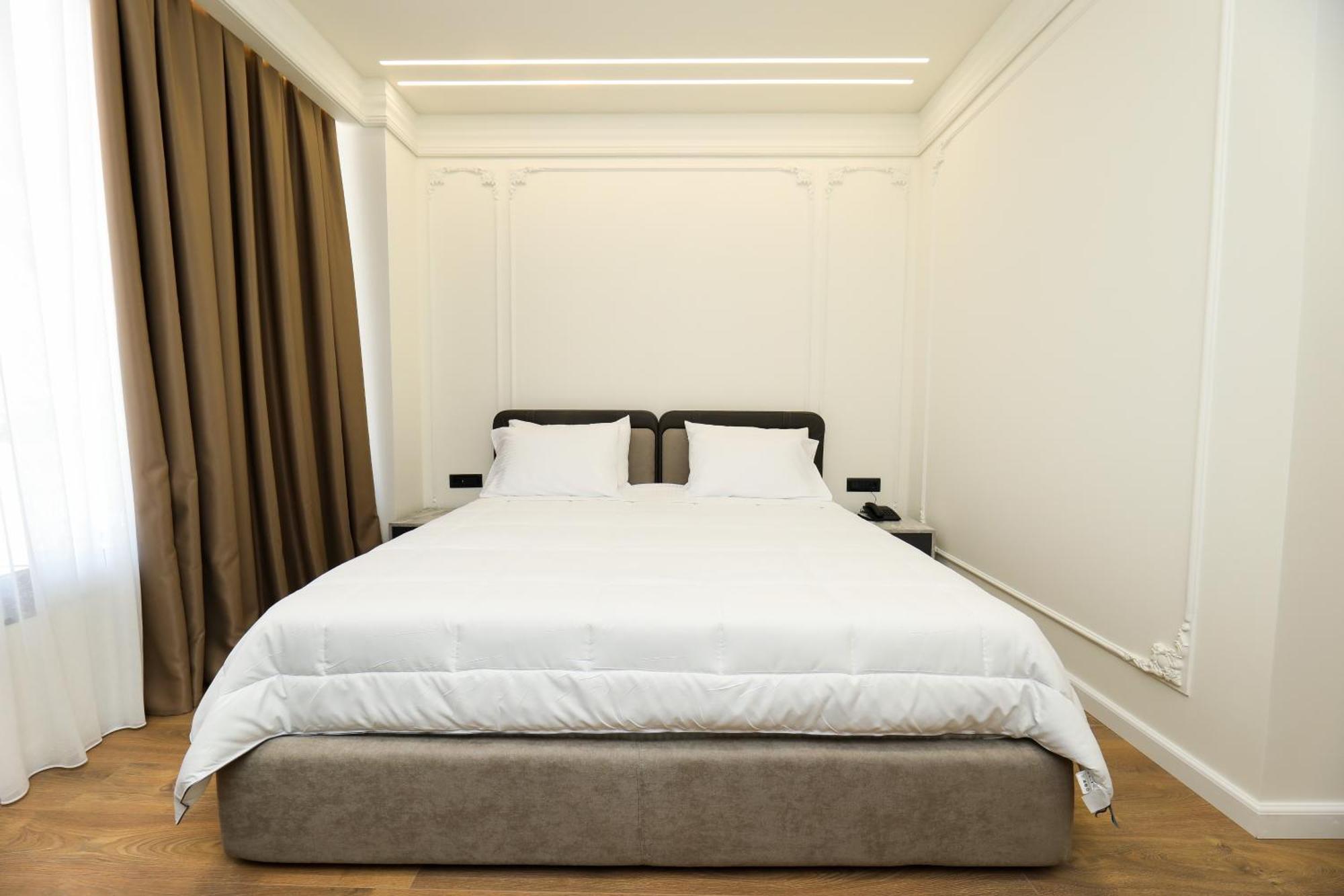 Hotel Adore Vlore Bagian luar foto