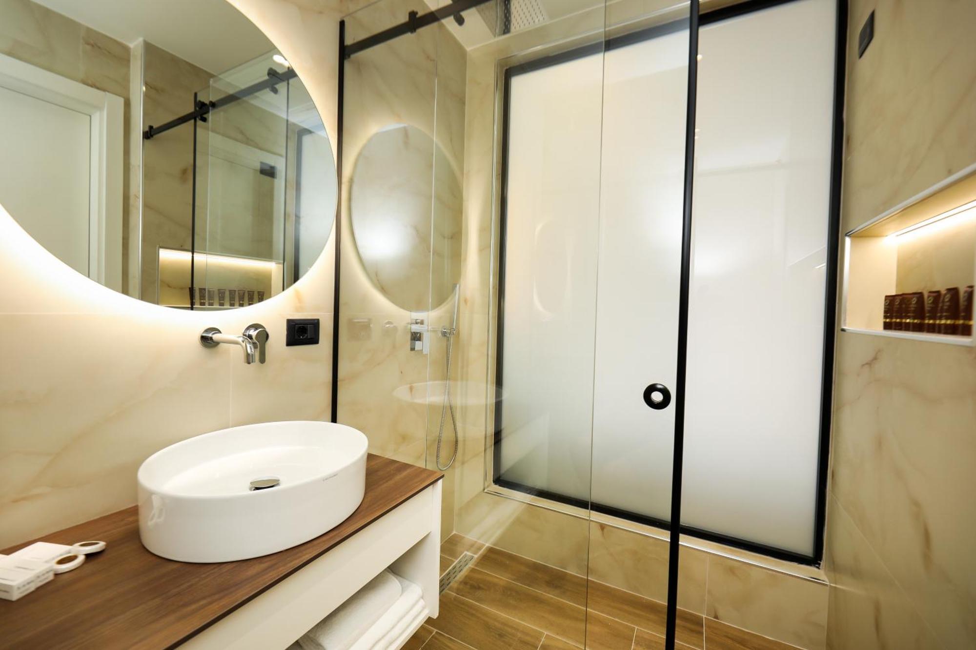 Hotel Adore Vlore Bagian luar foto