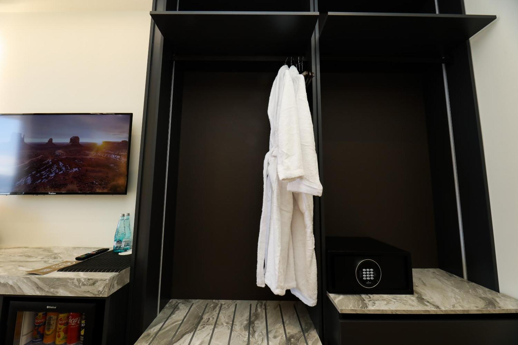 Hotel Adore Vlore Bagian luar foto