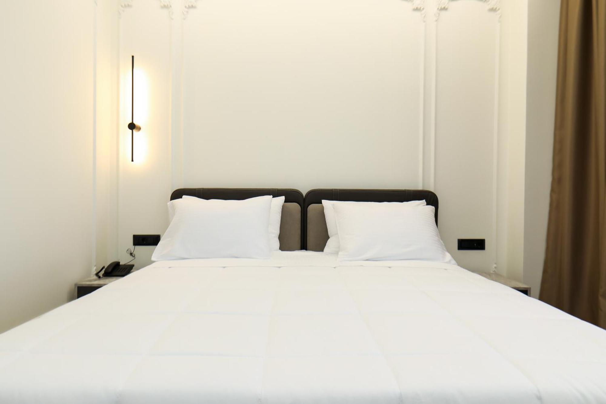 Hotel Adore Vlore Bagian luar foto