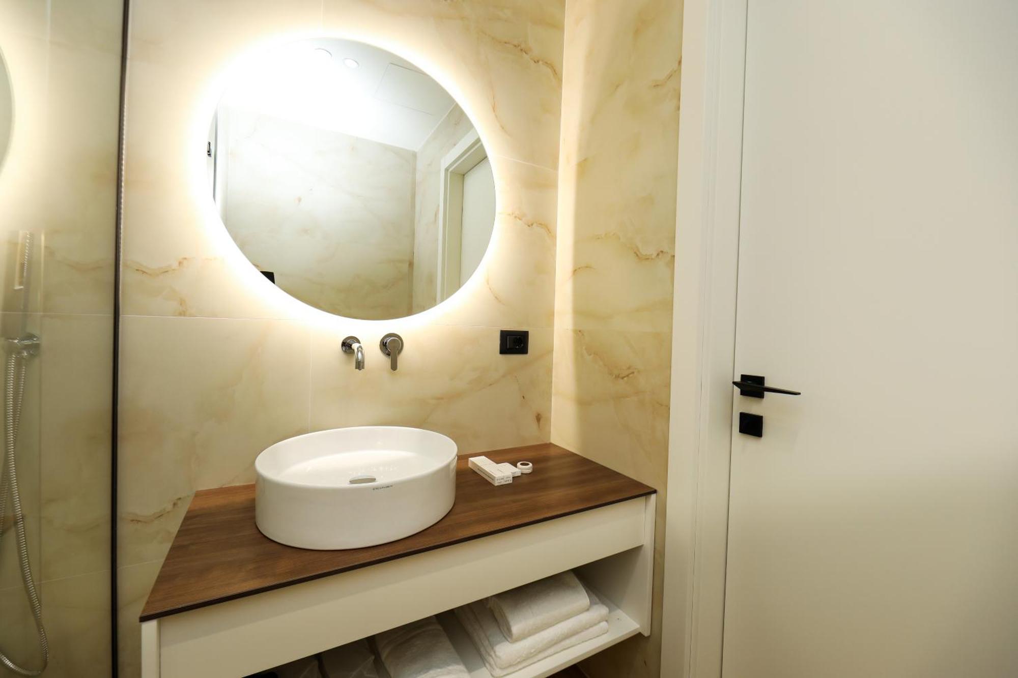 Hotel Adore Vlore Bagian luar foto