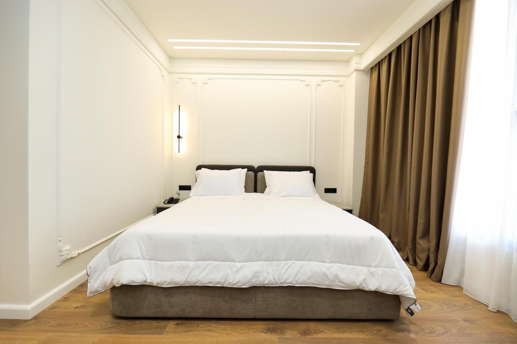 Hotel Adore Vlore Bagian luar foto