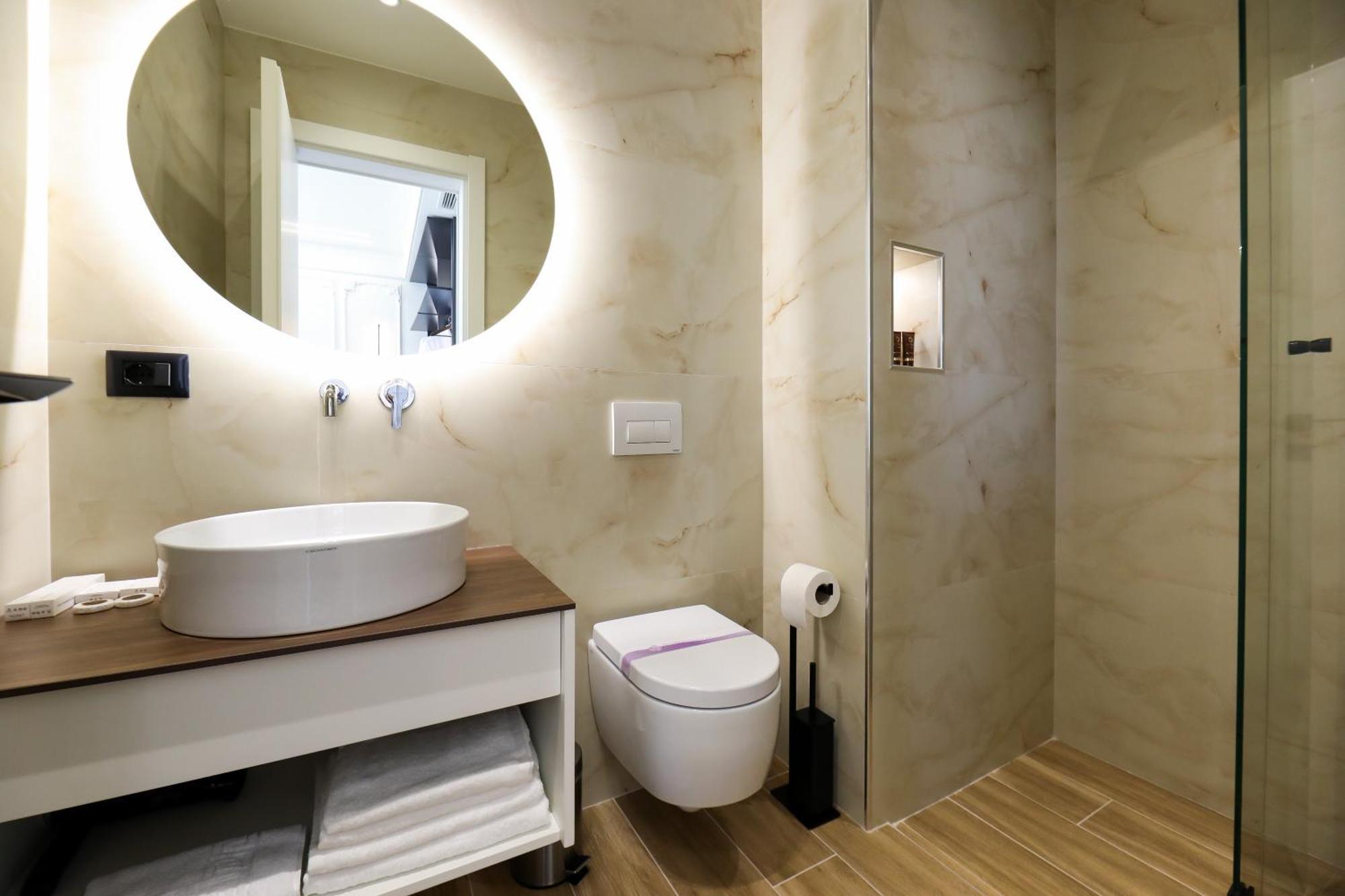 Hotel Adore Vlore Bagian luar foto