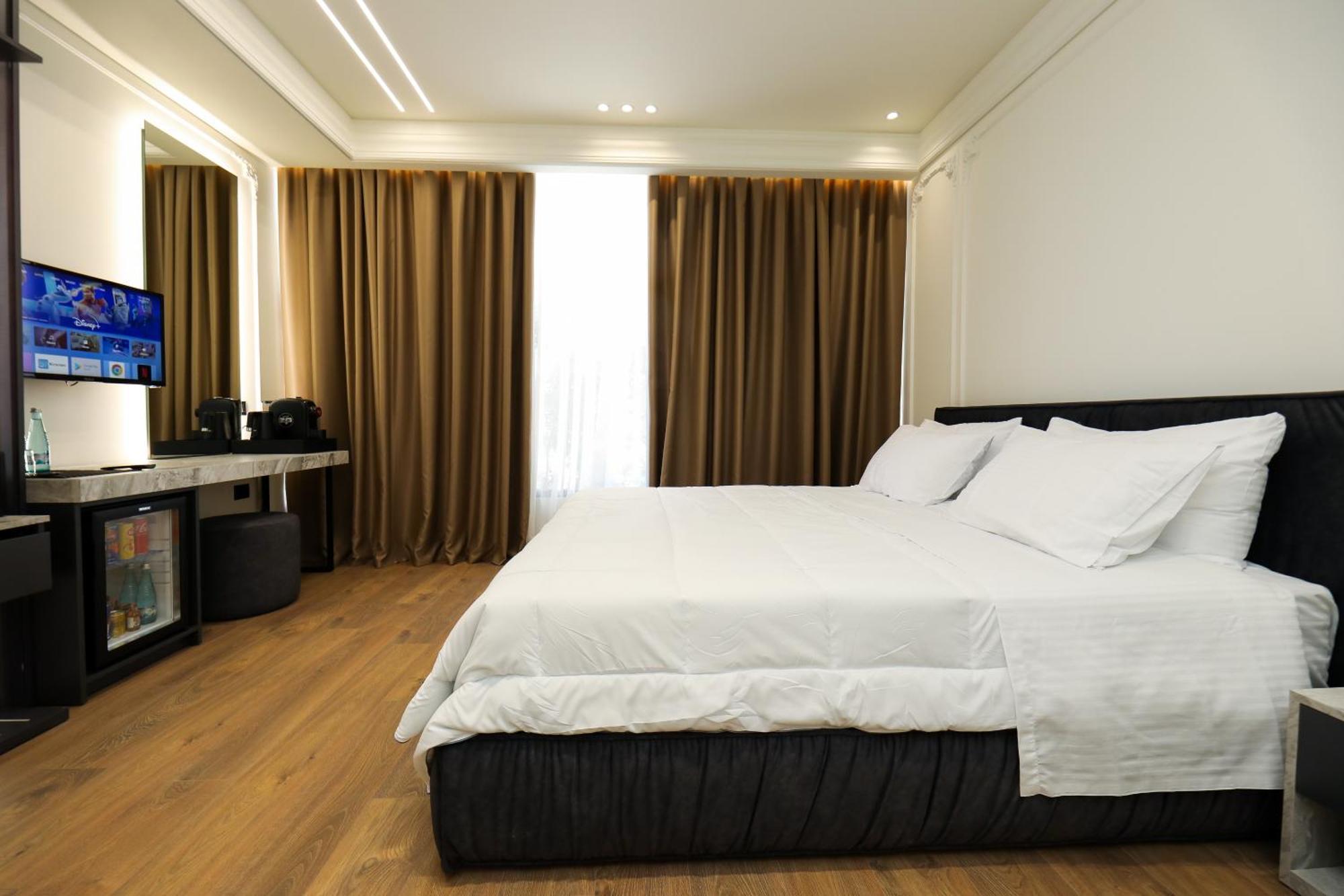 Hotel Adore Vlore Bagian luar foto