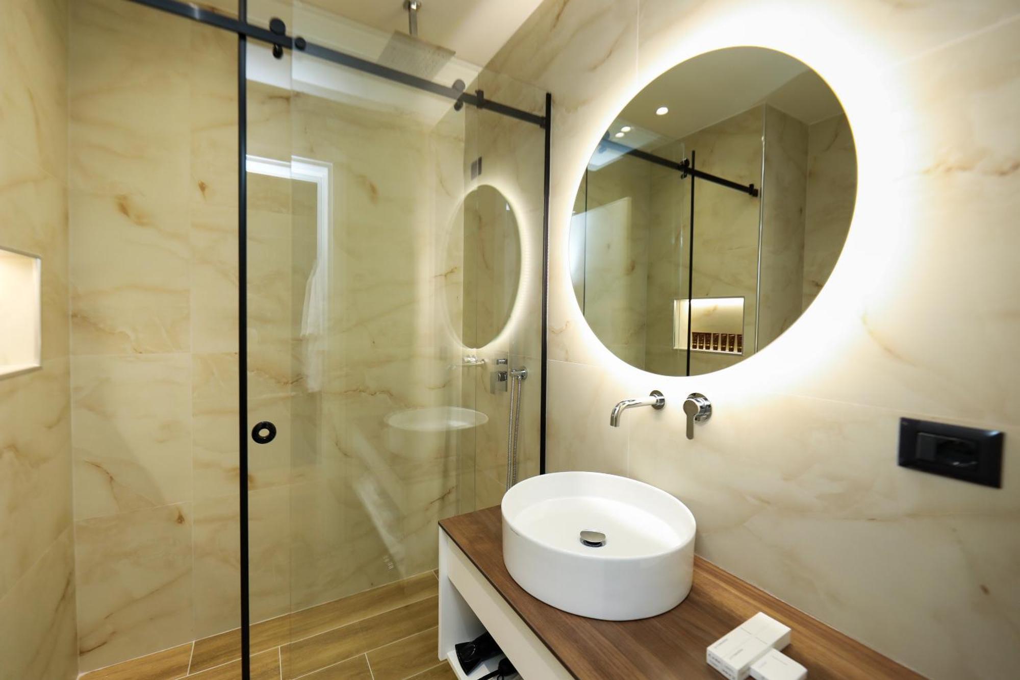 Hotel Adore Vlore Bagian luar foto