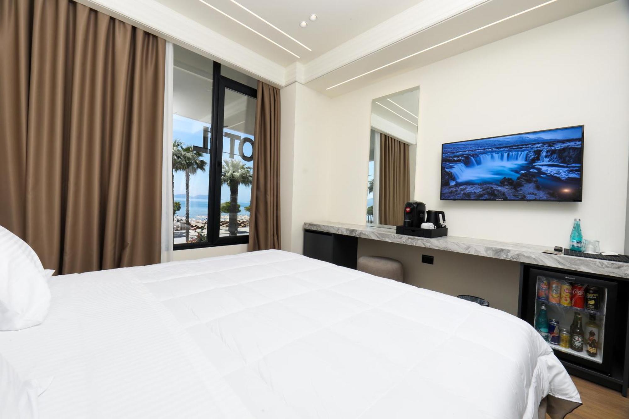 Hotel Adore Vlore Bagian luar foto