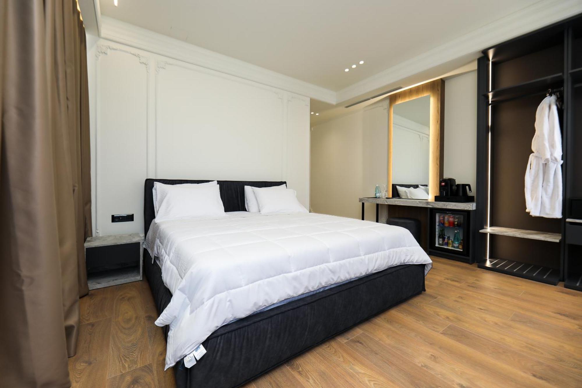 Hotel Adore Vlore Bagian luar foto