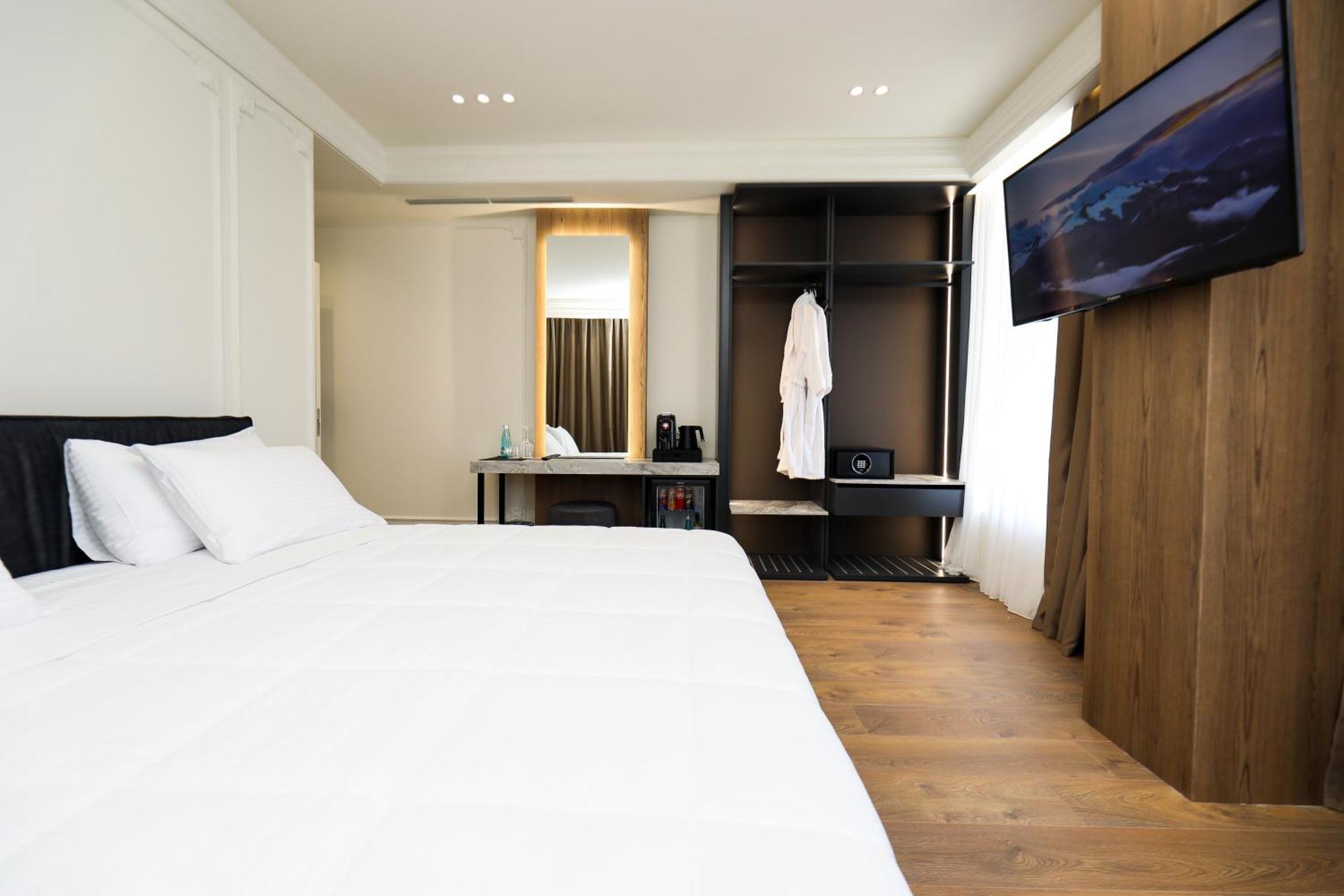 Hotel Adore Vlore Bagian luar foto