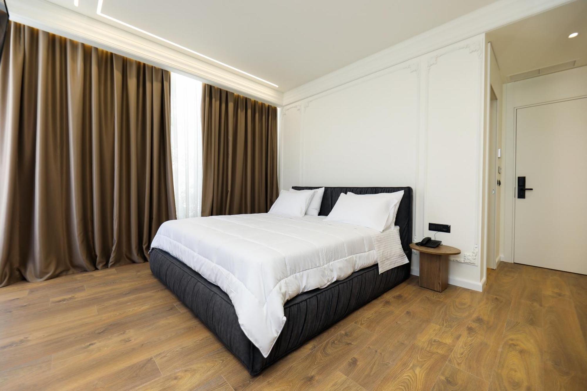 Hotel Adore Vlore Bagian luar foto